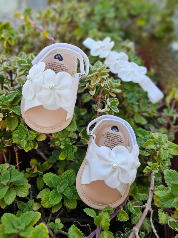 The white petals kiss sandals
